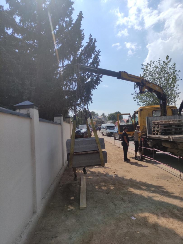 Чолпон-Ата шаарында көрктөндүрүү жана инфраструктураны жакшыртуу иштеринин алкагында пансионаттарга жана коттедждерге алып баруучу жолдордо тротуарларды куруу жана асфальт төшөө иштери жүргүзүлүүдө.